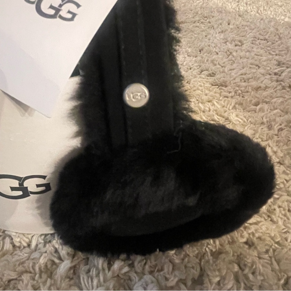 NWT UGG Australia Classic Logo Shearling Earmuffs Black NEW With Box - Picture 2 of 9